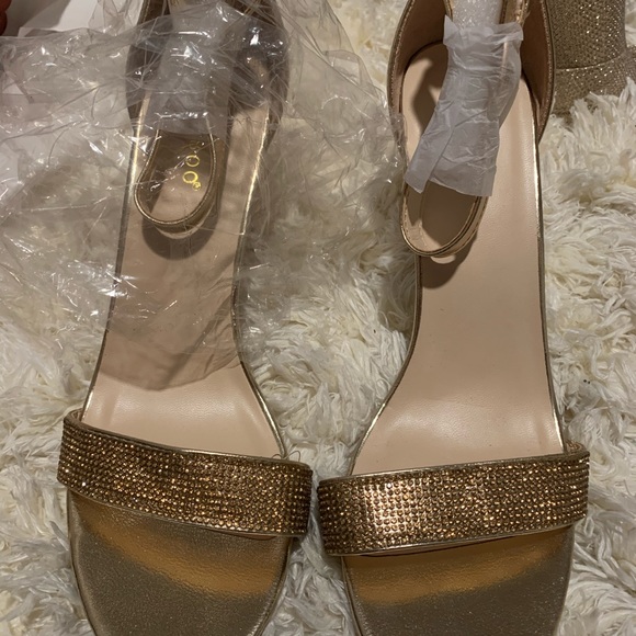 Gold Heels - Picture 6 of 6